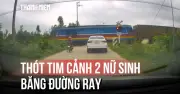 Thót tim khoảnh khắc hai nữ sinh giỡn đùa, trèo lên tàu hỏa đang chạy