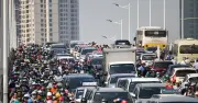 Thu nhập trung bình, chi phí cao: Gánh nặng đè nặng lên người dân Việt