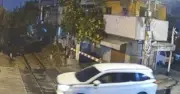 Tài xế ô tô bị phạt nguội vì cố tình vượt barie đường sắt đang hạ tại TP.HCM