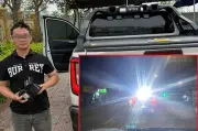 Tài xế xe bán tải lắp đèn chớp loá khiến người đi sau muốn mù mắt bị xử phạt