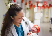 Tiếng Khóc Của Bé 11kg Và Khoảnh Khắc Nín Thở Giữa Hai Sinh Mạng Của Nữ Bác Sĩ