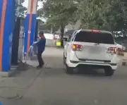 Tranh cãi clip đổ xăng nổi bật: Cảnh báo an toàn hay hành vi nguy hiểm?
