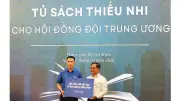 Trao tặng 2.000 cuốn sách cho thiếu nhi, đặc biệt là 'Kể chuyện Điện Biên Phủ'