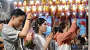 Tết Nguyên Tiêu tại Chùa Ông: Người dân TP.HCM đổ về xin lộc, cầu bình an