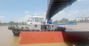 Tàu 4.000 tấn vướng dây điện, container rơi xuống kênh Chợ Gạo