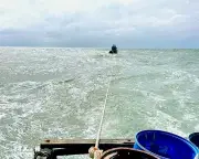 Tàu cá Quảng Ngãi cùng 36 ngư dân gặp nạn, đã được đưa vào bờ an toàn