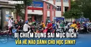 Vỉa hè cổng trường TP.HCM bị chiếm dụng, học sinh buộc phải xuống lòng đường nguy hiểm