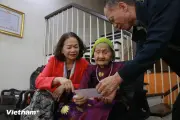 Xúc động khoảnh khắc trao thẻ cử tri cho mẹ Việt Nam Anh hùng 99 tuổi