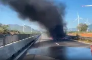 Xe chở máy móc bốc cháy dữ dội trên cao tốc Cam Lâm - Vĩnh Hảo