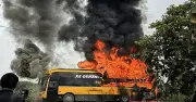 Xe khách bốc cháy dữ dội khi đang đỗ chờ công nhân tan ca tại Bình Dương