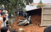 Xe tải chở đất lật trúng ô tô con và xe máy tại Phú Thọ, 2 người tử vong