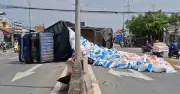 Xe tải lật ngang Quốc lộ 1 ở Đồng Tháp do tránh xe đạp điện bất ngờ