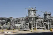 Xung đột Trung Đông khiến nhà máy lọc dầu lớn nhất Ả Rập Xê Út đóng cửa