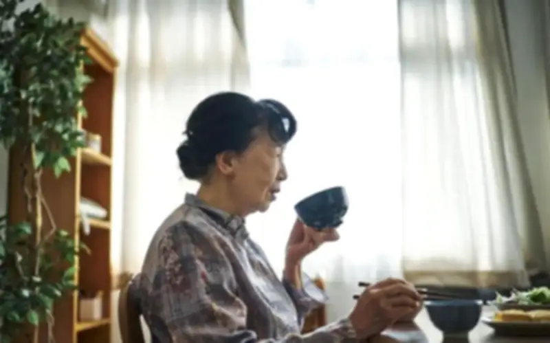 10 Năm Giúp Việc Tận Tâm, Cô Gái Nhận Món Quà Cảm Động Từ Bà Cụ Giàu Có