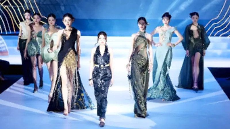 100 sinh viên trình diễn hơn 500 thiết kế thời trang Gen Z