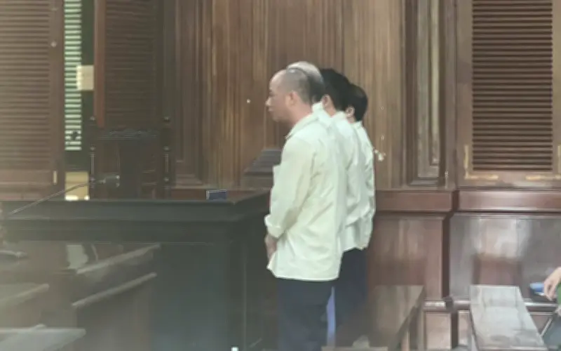 2 cán bộ VSATTP tiếp tay nhập khẩu sữa lậu, tòa tuyên án tổng cộng 45 năm tù