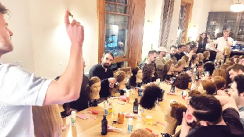 35 ông bố London học tết tóc cho con gái trong workshop 'Bia và tóc đuôi ngựa'