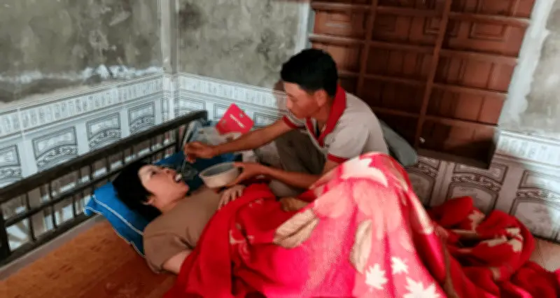 6 năm chăm vợ thực vật, người đàn ông kiệt quệ khi cha ung thư, mẹ tai nạn