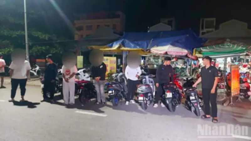 7 thanh niên dán băng keo lên biển số xe bị phạt 23 triệu đồng
