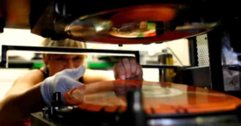 Đĩa Than Trở Lại: Âm Thanh Ấm Áp Hay Chỉ Là Hoài Niệm?