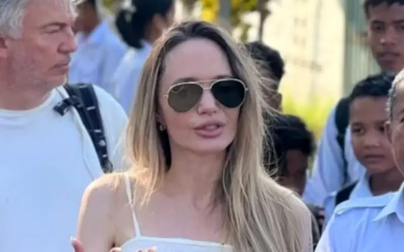 Angelina Jolie xuất hiện với vẻ ngoài gầy gò, khác lạ tại sự kiện ở Paris