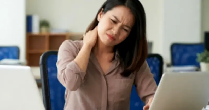 Đau cổ vai gáy kéo dài: Dấu hiệu sớm cảnh báo thoái hóa cột sống cổ