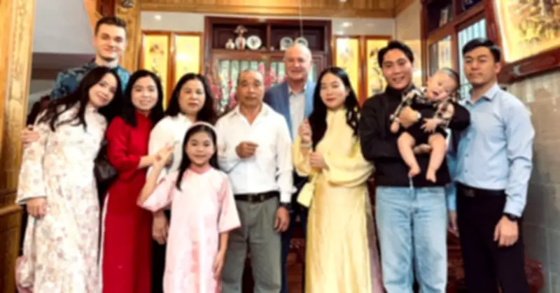 Bố chồng Mỹ quyết định bán nhà sang Việt Nam sống sau khi trải nghiệm Tết đầm ấm