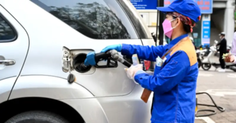 Bộ Công Thương giải thích lý do giá xăng dầu giảm mạnh, có kỳ phải điều hành ban đêm