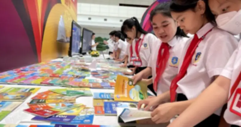 Bộ GD-ĐT công bố dự thảo miễn phí sách giáo khoa từ 2029 và học phí quốc phòng từ 2027