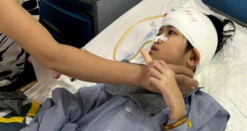 Bé gái 11 tuổi mắc ung thư não: 'Mẹ ơi, con đau quá'