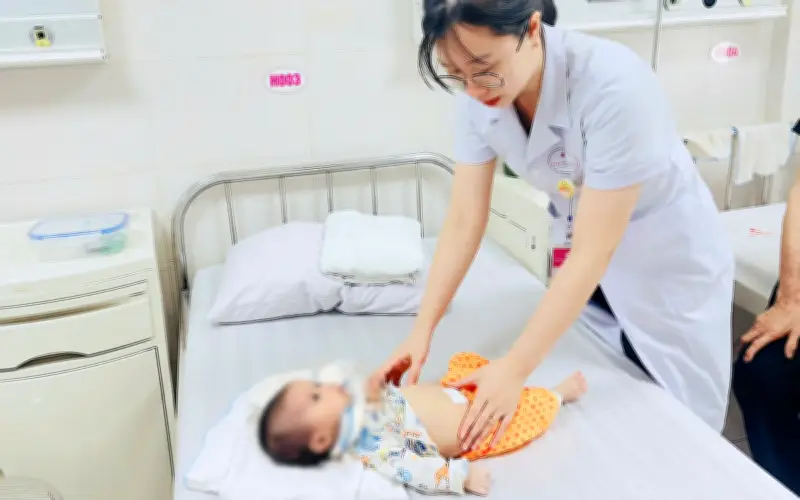 Bé gái 2 tháng tuổi nhập viện vì u nang buồng trứng khổng lồ 10 cm