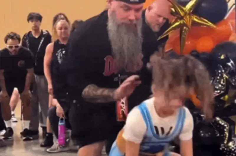 Bé gái 9 tuổi nâng tạ 82 kg gây sốc, tranh cãi về an toàn sức khỏe