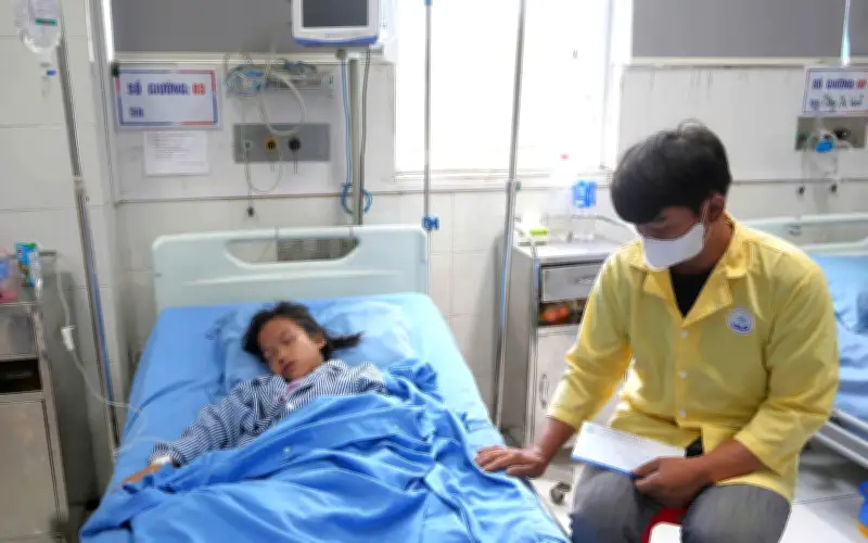 Bé gái 9 tuổi ở Thái Nguyên bị vùi lấp dưới mái nhà, cần sự chung tay cứu giúp