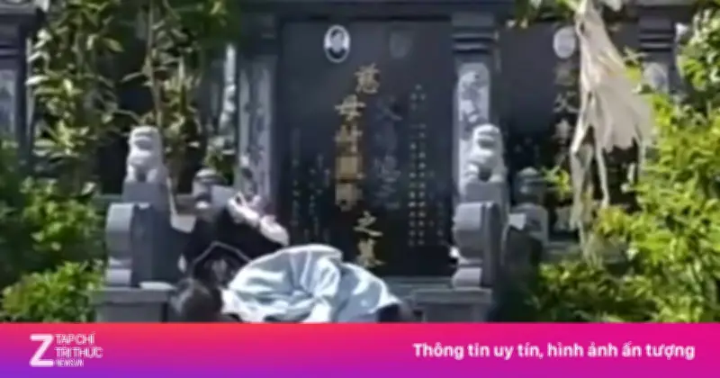 Bé gái nằm bên mộ ông bà khiến triệu người xúc động