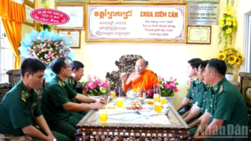 Bộ đội Biên phòng Cà Mau thăm hỏi, tặng quà chúc Tết cổ truyền Chôl Chnăm Thmây tại các chùa Khmer