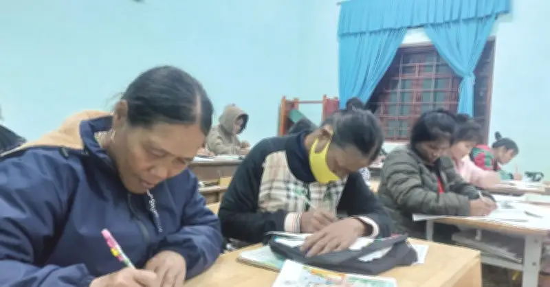 Bà lão Quảng Trị kiên trì học chữ, làm gương cho con cháu giữa vùng cao