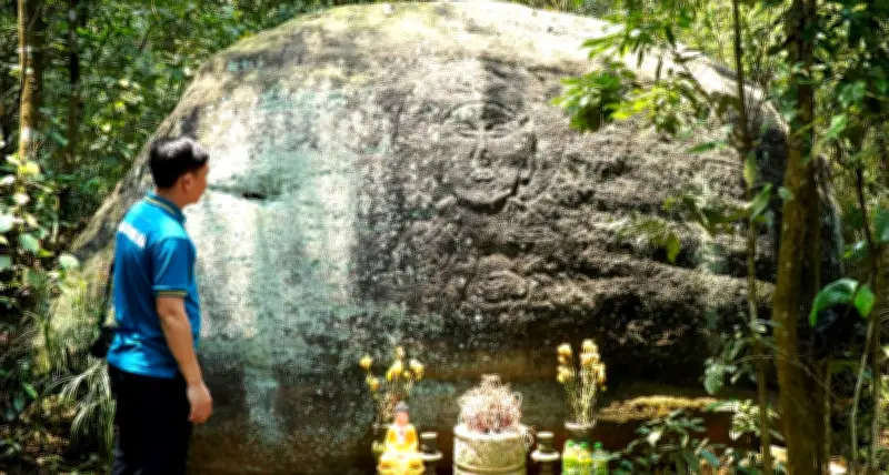 Bí ẩn phù điêu Phật trên đá ở ngôi chùa trên đỉnh núi cao 600m