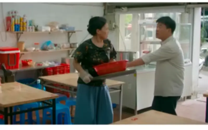 Bố đẻ đánh vợ hiền tại chỗ vì tin đồn đi tìm con rơi