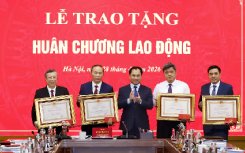 Bộ Nông nghiệp và Môi trường trao Huân chương Lao động cho 4 Thứ trưởng