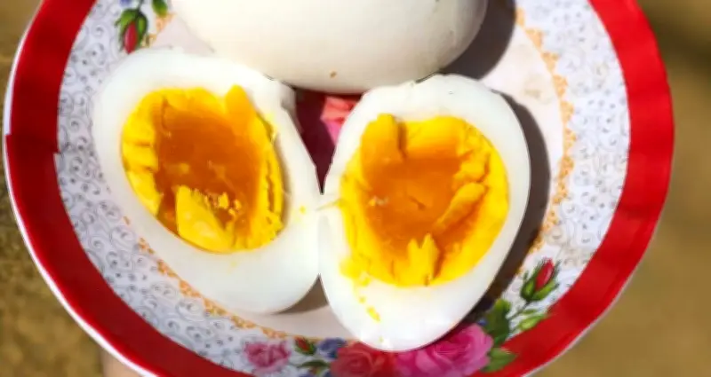 Bí quyết chọn trứng ngỗng tươi ngon và cách luộc chuẩn thời gian