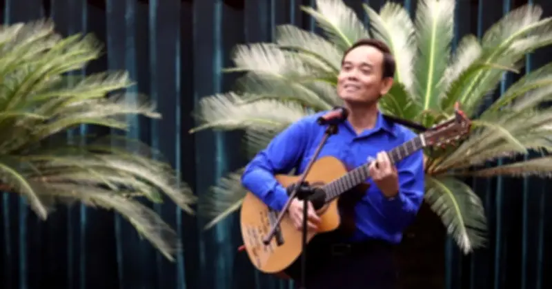 Bí thư Thành ủy TP.HCM ôm đàn hát cùng thanh niên trong buổi gặp gỡ