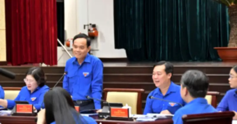 Bí thư Thành ủy TP.HCM Trần Lưu Quang: Đứng nguyên buổi lắng nghe và hát tặng thanh niên