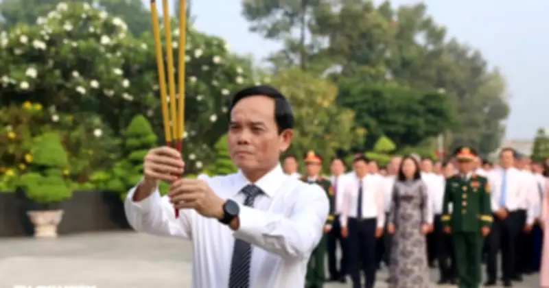 Bí thư Trần Lưu Quang dâng hương tưởng niệm anh hùng liệt sĩ dịp 30/4