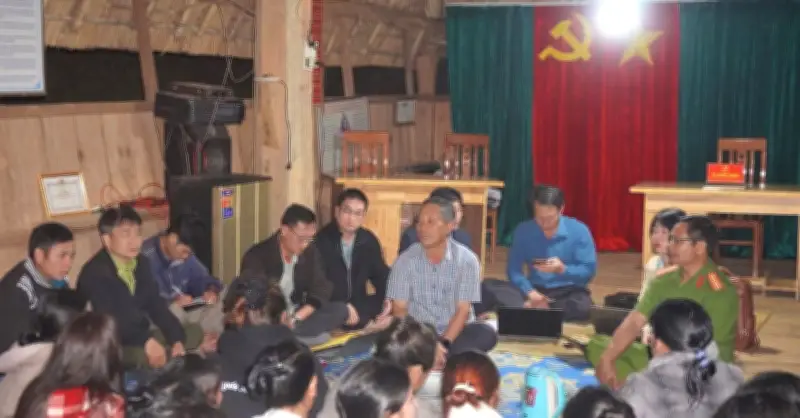 Bí thư xã ngồi với dân giữa đêm, gỡ từng chuyện nóng ở cơ sở