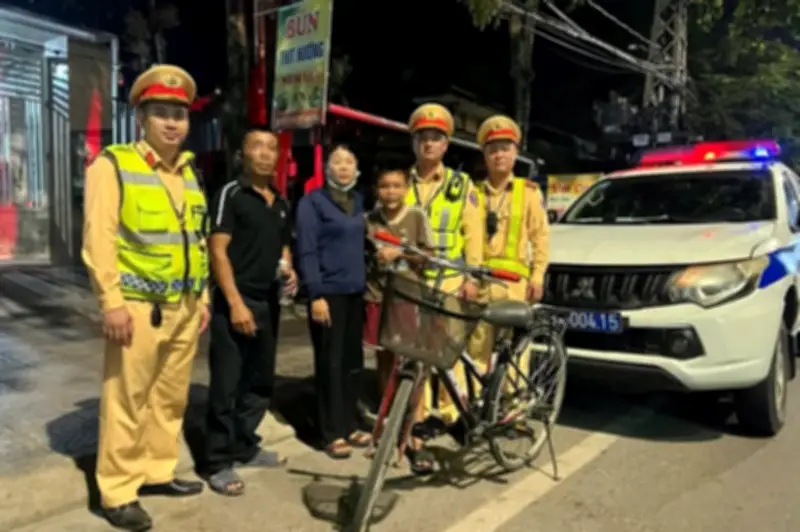 Bé trai 10 tuổi đạp xe lạc hơn 80km giữa đêm khuya, được cảnh sát cứu giúp