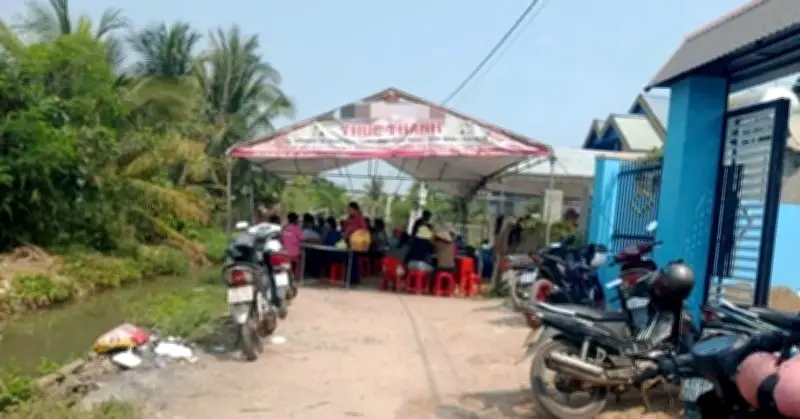 Bé trai 2 tuổi ngã xuống mương nước trước nhà, tử vong thương tâm