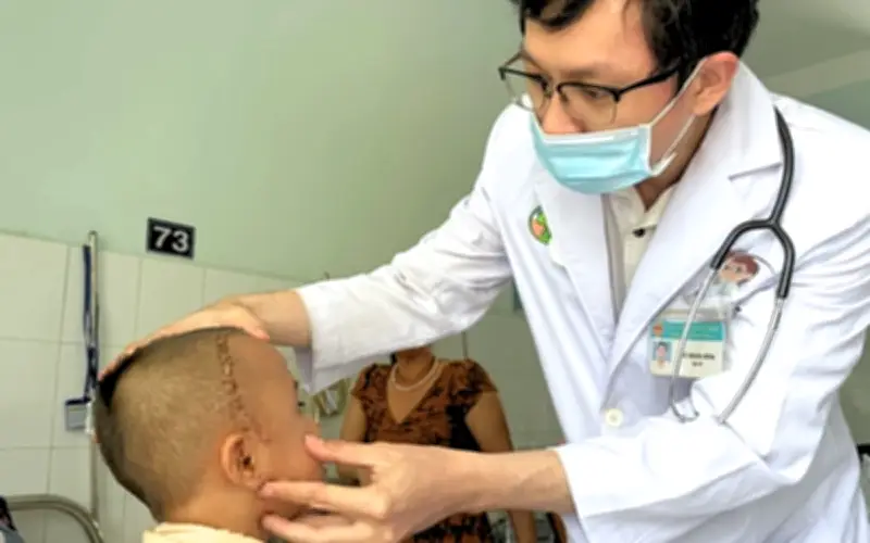 Bé trai 4 tuổi bị viên bi sắt găm vào sọ, cảnh báo nguy hiểm từ ná bắn chim