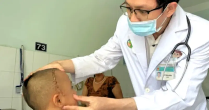 Bé trai 4 tuổi suýt tử vong do viên bi sắt bắn từ ná chim găm vào sọ