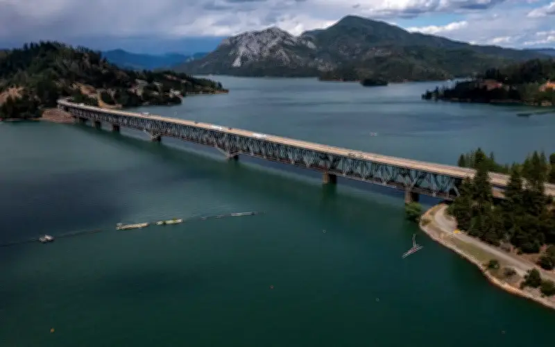 Bé trai 5 tuổi tử vong tại hồ Shasta, California do không mặc áo phao