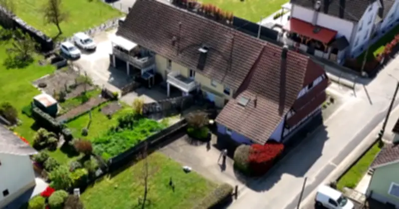 Bé trai 9 tuổi bị cha nhốt trong xe tải hơn 1 năm, lộ chuyện từ âm thanh lạ